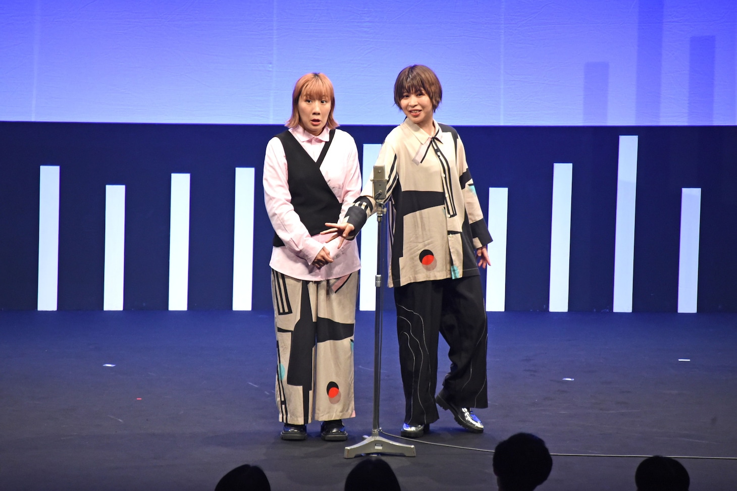 1本目の漫才を披露するAマッソ。