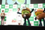 Aマッソ加納が朝食でキウイを食べていることを知って大喜びするキウイブラザーズ。