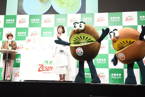 Aマッソ加納が朝食でキウイを食べていることを知って大喜びするキウイブラザーズ。