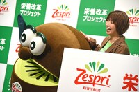 キウイブラザーズのグリーンを撫でるAマッソ加納。