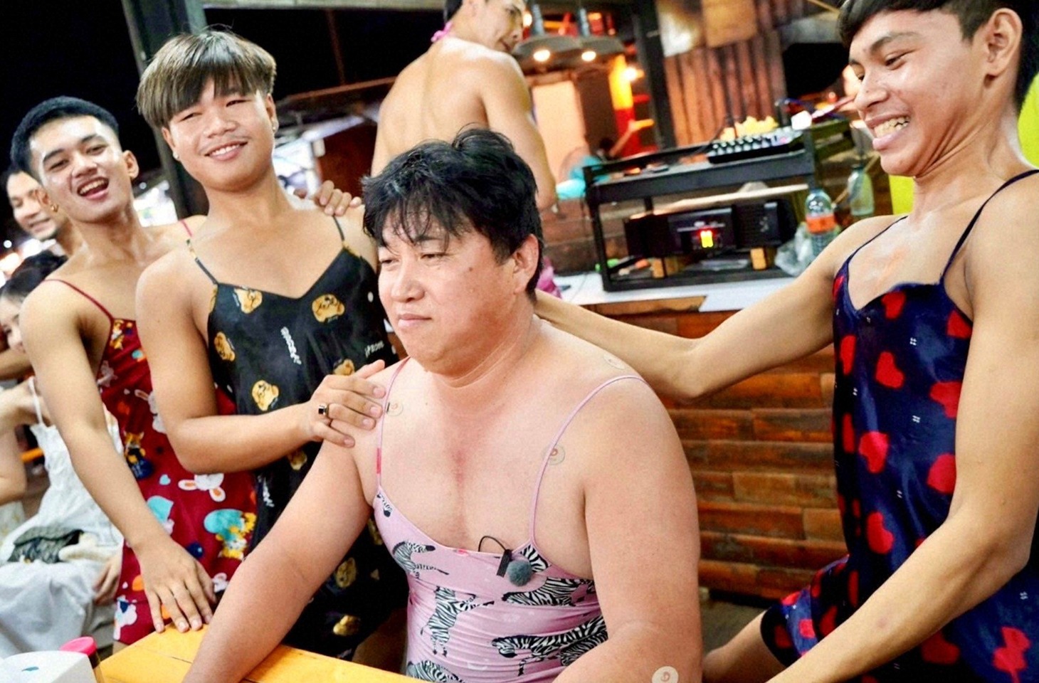 「迷宮グルメ 異郷の駅前食堂」にて、タイで働くことになり大変な目に遭うスギちゃん。