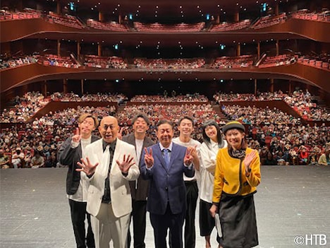 「錦鯉が行く！のりのり散歩」2023年の番組イベントの出演者と客席。