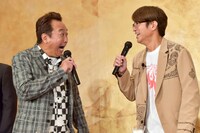 さまぁ～ず。会見の枠に収まらないコメントが大竹（右）からも飛び出し、三村（左）らが勢いよくツッコんでいた。