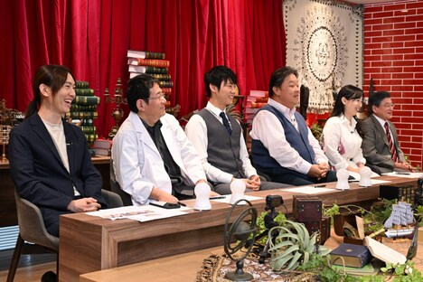 伊集院光ら“賢人”たち。(c)TBS