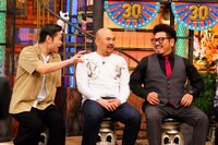 左から品川庄司・品川、鬼越トマホーク (c)読売テレビ