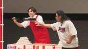 DVD「ロッチ単独ライブ『アポロッチ19号』」のワンシーン。