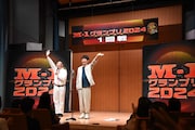 シダックスカルチャーホールで1回戦の開幕を宣言するレギュラー