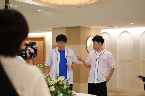 結婚式場でロケを行う三遊間。