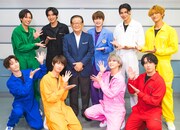 Snow Manと関口宏。深澤辰哉が支配人のトレードマークのジャケットを受け取った。