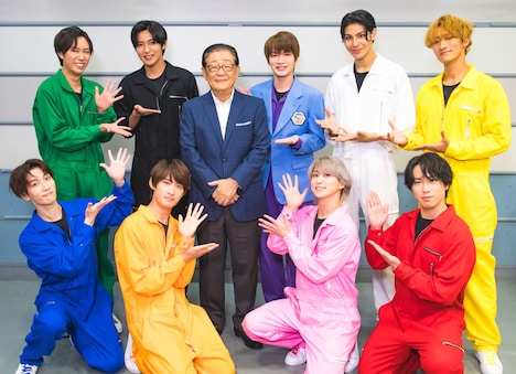 Snow Manと関口宏。深澤辰哉が支配人のトレードマークのジャケットを受け取った。