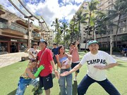 「有吉の夏休み2024 密着77時間in Hawaii」の出演者たち。(c)フジテレビ