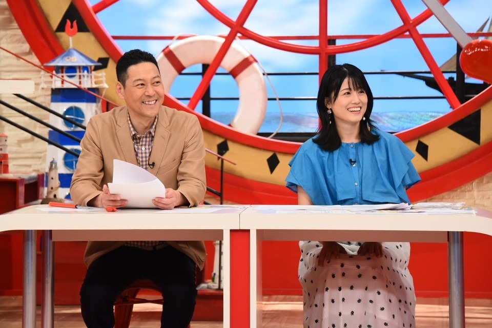 左から東野幸治、中島めぐみアナウンサー。(c)関西テレビ