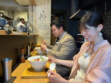 奥から令和ロマン・松井ケムリ、松村沙友理。(c)日本テレビ