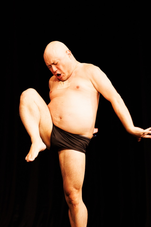 「ハリウッドザコシショウのミニ単独ライブシリーズSEASON（15）『炒飯ザコシの劇場版チンボン50』東京公演（1）」に出演するハリウッドザコシショウ。（撮影：二瓶 彩）