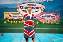 「きのこの山」を海外でPRする、とにかく明るい安村。