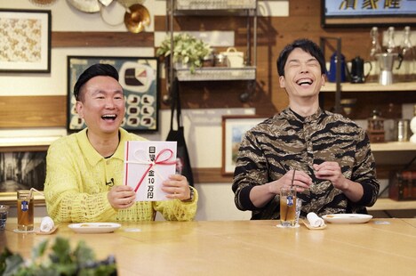 10万円の目録を手にする、かまいたち。(c)ABCテレビ