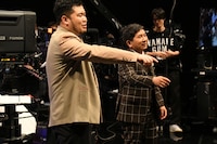 暴れる相方に戻ってくるよう促す令和ロマン・ケムリ（左）と爆笑問題・田中（右）。