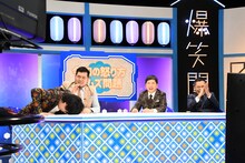 爆笑問題・太田に代わって謝罪する令和ロマンくるま（左端）。