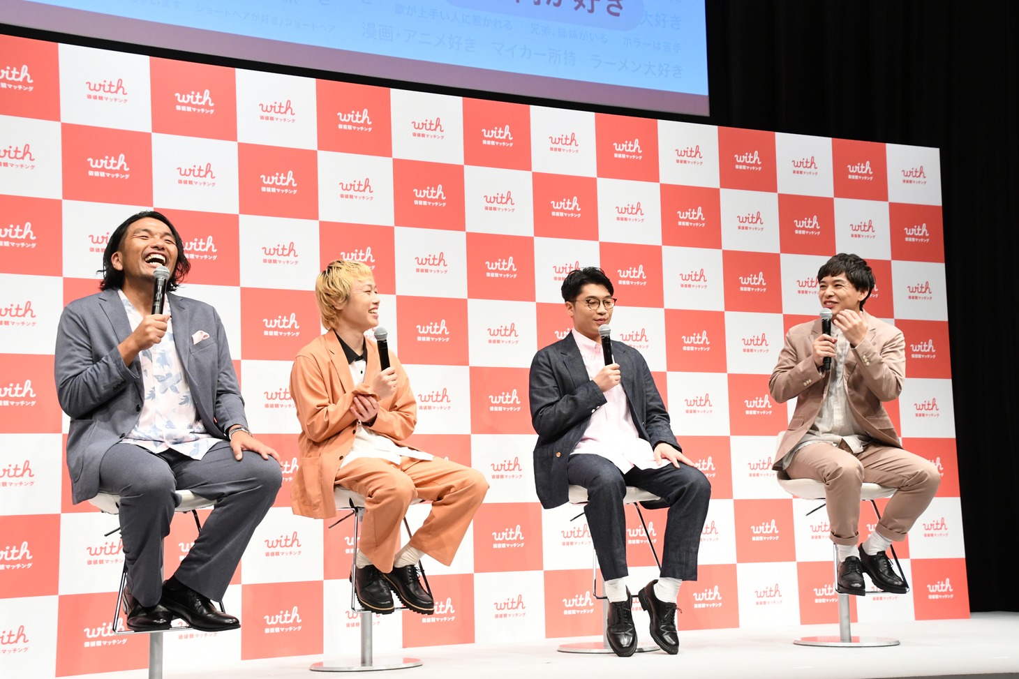 とうもろこし好きで共感しあう見取り図・盛山（左）とさや香・石井（右）。