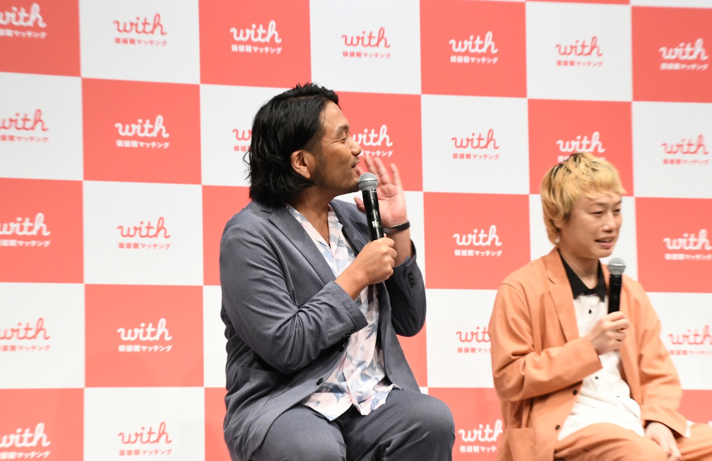 さや香・石井と目を合わせるのが恥ずかしいと照れる見取り図・盛山（左）。