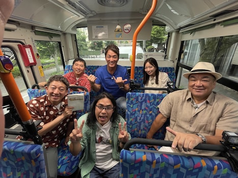 「ザワつく！路線バスで寄り道の旅」に臨む一行。(c)テレビ朝日