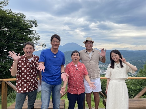 「ザワつく！路線バスで寄り道の旅」に臨む一行。(c)テレビ朝日