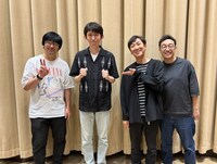 東京03と真輝志（左から2人目）。