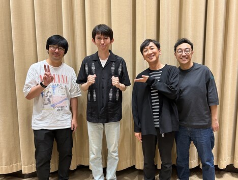 東京03と真輝志(左から2人目)。