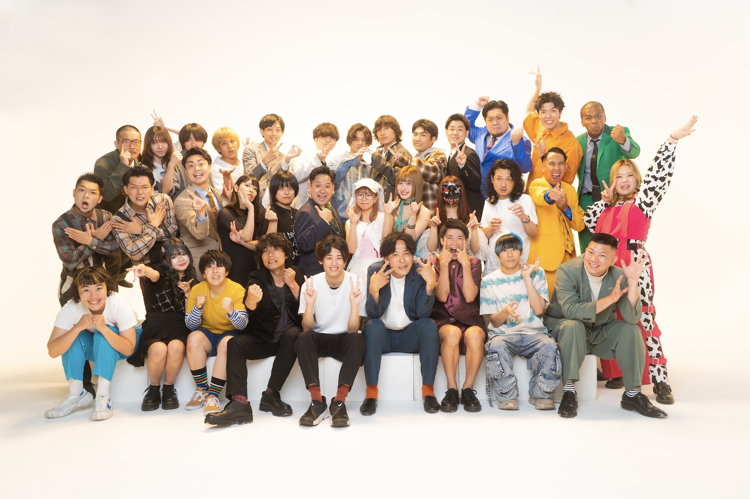 コラボした「深夜のハチミツ」芸人と若手アーティストたち。(c)フジテレビ