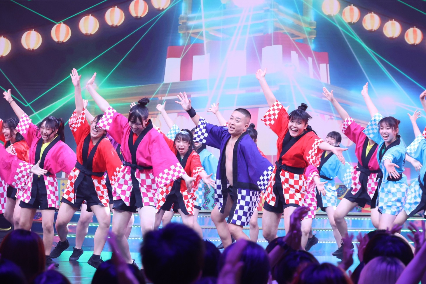 「カギダンススタジアム」で優勝した武南高等学校×チョコレートプラネット松尾。(c)フジテレビ