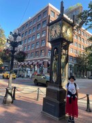 光浦靖子。後ろは観光名所の蒸気時計。