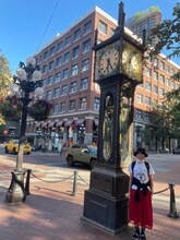 光浦靖子。後ろは観光名所の蒸気時計。