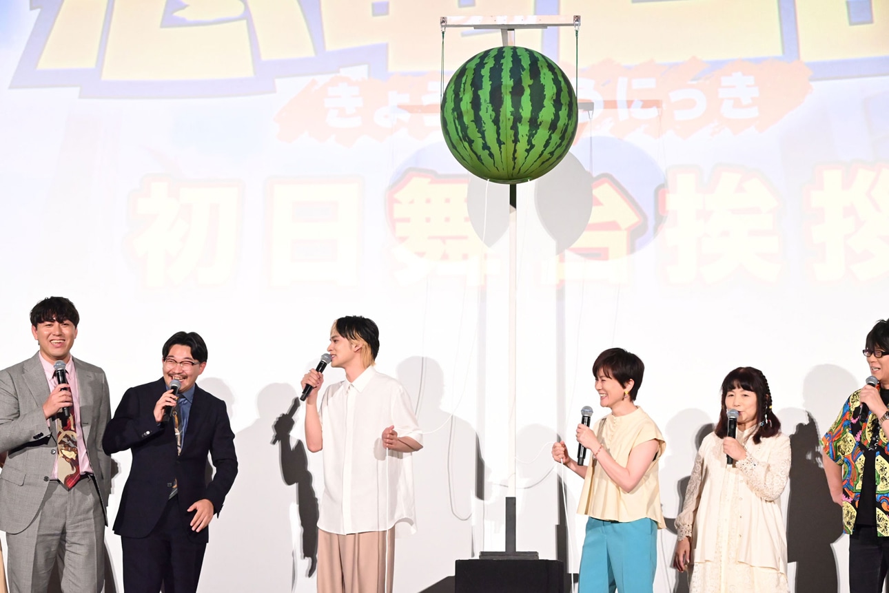 くす玉割りの様子。