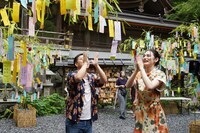 左から月亭八光、八木莉可子。(c)関西テレビ