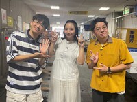 左からミキ亜生、山之内すず、ミキ昴生。(c)関西テレビ