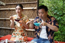 左から八木莉可子、月亭八光。(c)関西テレビ