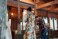 左から八木莉可子、月亭八光。(c)関西テレビ