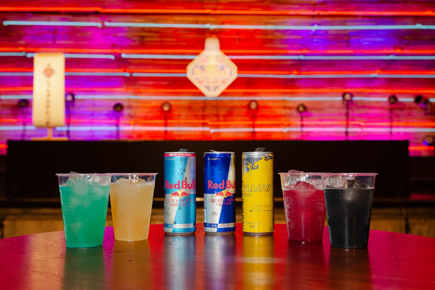 金属バットや黒帯をイメージした「Red Bull サンパチ」オリジナルドリンク。（撮影：九谷田雄基）