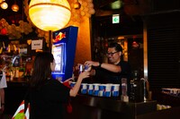 「Red Bull サンパチ」のドリンクカウンター。（撮影：九谷田雄基）