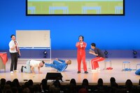 「運試し鼻わさび」に挑戦する芸人たち。（写真提供：吉本興業）