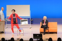 おかもちを使ったギャグでオール巨人（兼光タカシ）のご機嫌を伺う9番街レトロ・なかむら。（写真提供：吉本興業）