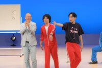 藤崎マーケット・トキ演じるクセディレクターのもと、大阪でのロケに挑む9番街レトロ。（写真提供：吉本興業）