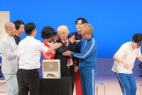 いたずらで箱の穴に頭を置くと、ヤスに「クサ！」と言われてしまう兼光タカシ扮するオール巨人。（写真提供：吉本興業）