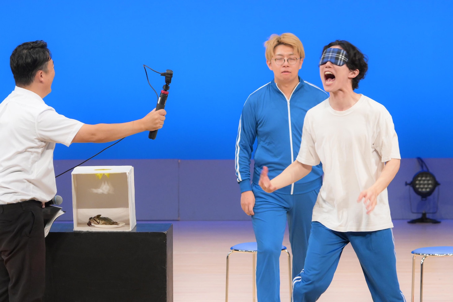 箱の中身を当てるゲームに挑戦するナイチンゲールダンス・ヤス。（写真提供：吉本興業）