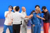 いたずらで箱の中に手を忍ばせると、ヤスに「クサ！」と言われてしまうナイチンゲールダンス・中野なかるてぃん。（写真提供：吉本興業）