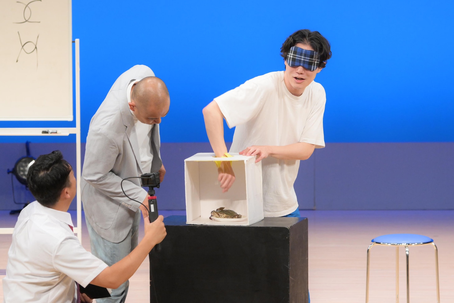 箱の中身を当てるゲームに挑戦するナイチンゲールダンス・ヤス。（写真提供：吉本興業）