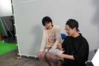 CM撮影中の河合優実。