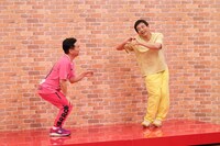左からかまいたち山内、博多華丸。(c)関西テレビ