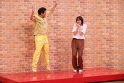 左から博多華丸、佐藤栞里。(c)関西テレビ