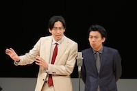 「おまじない」を披露するカベポスター。（写真提供：吉本興業）